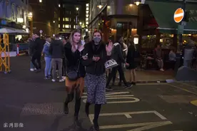 英国民众享受夜生活路上摩肩接踵 警方出动维持秩序图片