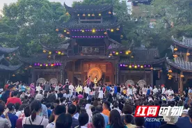 游客如潮！芙蓉镇·红石林度假区“五一”火了图片