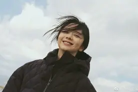 谭松韵晒久违游客照 风吹秀发露灿笑甜美迷人图片