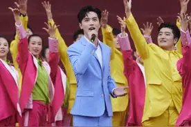 许魏洲水蓝色西服亮相五一晚会 清爽亮眼尽显年轻活力图片
