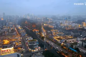 太走心！英国网红小哥在武汉吃热干面，引来240万网友围观……图片