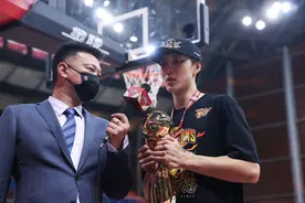 犯着错，挨着骂，笑着赢，广东男篮的年轻人，真给杜锋争气图片