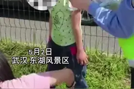 小女孩晕车呕吐，警花毫不犹豫抱起她图片