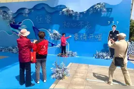 惊！R1SE粉丝应援花墙成大爷大妈旅游打卡地图片