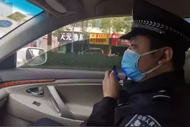 “前方车辆请靠边！”拥堵的友谊路上，一辆警车“霸道”喊话…图片