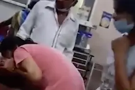 氧气紧缺！印度女子为确诊母亲做人工呼吸，伤感一幕引网友落泪图片