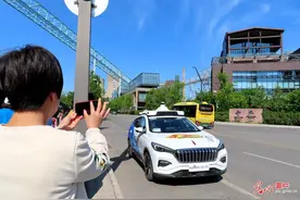北京：首批“共享无人车”首钢园载客运营图片