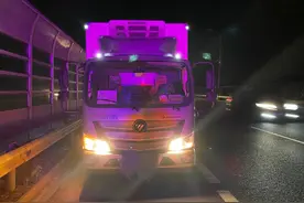 连续行车货车司机深夜犯困，停在高速应急车道呼呼大睡图片