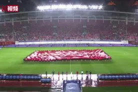 广州3万球迷雨中齐唱《我和我的祖国》视频封面