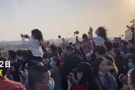 北京中轴之巅俯瞰夕阳下故宫一席难求 男子扛女友拍照图片