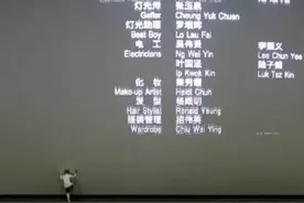 熊孩子踢坏影院18万元巨幕，警方：已联系上监护人图片