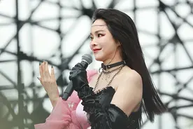 伊能静化身“梦幻精灵”亮相 秦昊带女儿米粒热情捧场图片