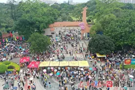 人从众！这几天你的朋友圈被南宁市动物园人多的画面刷屏了吗？图片