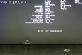 “熊孩子”踢坏影院荧幕，“熊家长”找到了图片