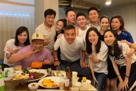 陈乔恩与男友参加聚会 两人紧紧依偎甜蜜十足图片
