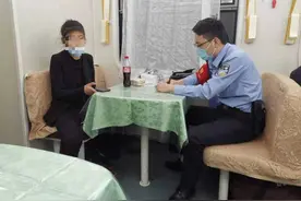 偷偷买了高铁票去重庆找手机里的“男朋友”，还好遇到了帅乘警，千里送她回家图片
