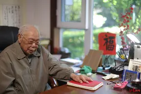 红星大家｜107岁马识途：就算依靠放大镜，也要每天坚持创作三小时图片