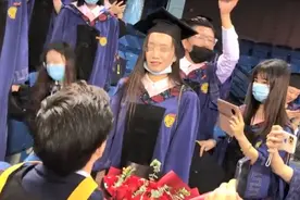 北大补授学位仪式现场惊喜求婚，官微发博祝福！网友羡慕了图片