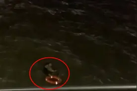 34秒丨上海外滩游客落水 执勤武警飞奔跨栏跳江救人 路人感叹：他好厉害图片