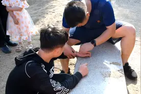 郴州熊孩子捡到一副玩具手铐，结果把自己铐上了，爸爸带着他求助消防图片