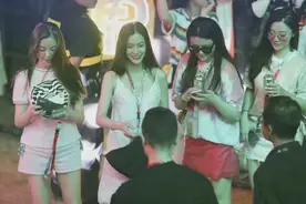 baby现身海南音乐节 穿吊带短裙秀皮肤雪白太显眼图片
