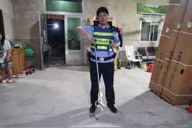 可怕！南安一女子深夜醒来，发现长蛇爬上了床头柜……图片