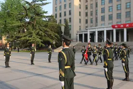 青年的光荣与梦想——记清华大学学生国旗仪仗队图片