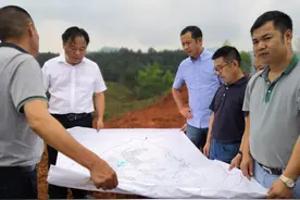 荣耀时刻｜张炼：立下军令状，啃下易地扶贫搬迁安置点建设硬骨头图片