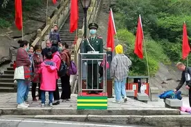 华山上，执勤武警突然被求婚……图片