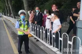 9岁女孩在黄鹤楼景区走失，长江大桥交警帮她找妈妈图片