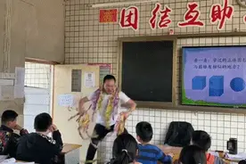 老师身披棒棒糖大跳猩猩舞，台下学生沸腾了图片