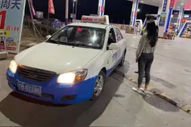 女子深夜坐“黑车”高速上被驱赶下车，警方已介入图片
