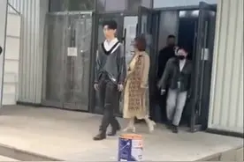 范丞丞与老板杜华同框上班一路热聊 全黑LOOK装大长腿吸睛图片
