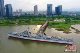 “五一”假期南昌舰景区迎民众参观热潮图片