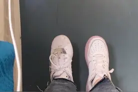 女子坐火车一只鞋被邻座女生穿错带走，有人还打算这样认识女生，网友：那你也得穿得上图片