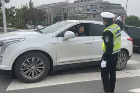 “五一”假期泰安交警增派警力维持交通秩序 确保车流人流顺畅通行图片
