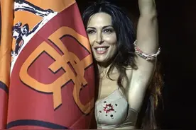 “罗马教母”庆祝穆里尼奥执教，她曾在2001年一举封神图片