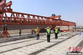 乌玛高速上跨包兰线桥梁架设完成 宁夏段预计10月底通车图片