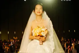 章若楠晒《你的婚礼》尤咏慈婚纱照 脸上洋溢幸福笑容图片