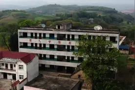 十堰这所学校，仅有1名学生1个老师！背后的故事看哭了图片