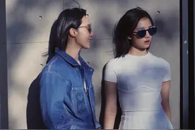 腿长胳膊长！黄磊妻子孙莉晒与大女儿合影，多多身高追平妈妈酷飒有型图片