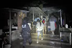 游客雨夜被困桃花岛：帐篷被大风吹倒 众人接力上演“孤岛救援”图片
