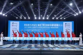 一条江五座城4万人同时开跑，“长江超马”枝江站还奖了冠军一头牛图片