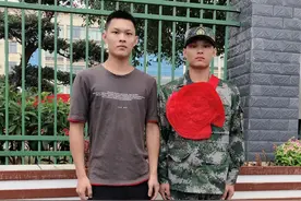 啥情况？这对双胞胎，哥哥是新兵，弟弟却是老兵……图片