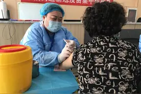 假日坚守！护士刘琳琳：接种期间尽量不喝水，中午轮流吃饭节省时间图片