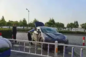 杭州一男子遭特斯拉撞伤送医！斑马线护栏撞坏，车头撞凹，挡风玻璃也碎了图片
