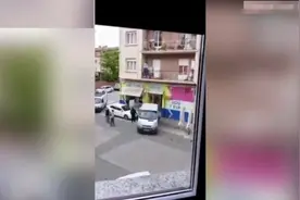 西班牙一男子徒手爬上三楼阳台 救下被卡住的80岁老人图片