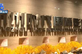 看电影遇上拖地，孩子“咚”一声仰面倒图片