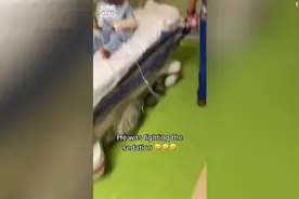 可爱！美国一名3岁男孩骨折手术注射镇静剂后仍努力保持清醒图片