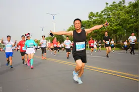 2021湖北·长江半程马拉松开跑 8000跑友相聚枝江视频封面